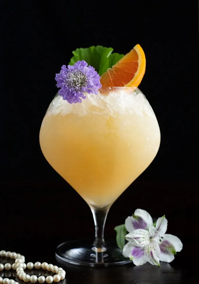 coquetel tiki Pearl Diver em uma taça grande' loading='lazy' title=