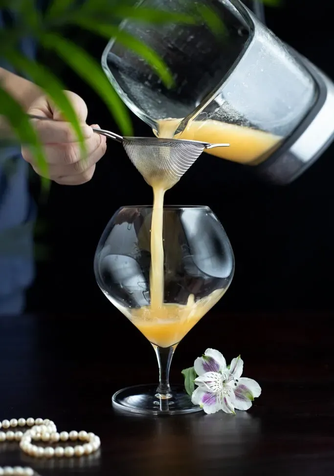 coando o coquetel Pearl Diver em um copo.' title=