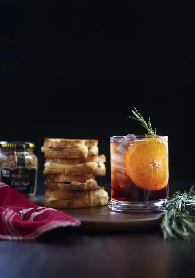 Mini brie, horčica a jam grilované syry s klasickými Americanos