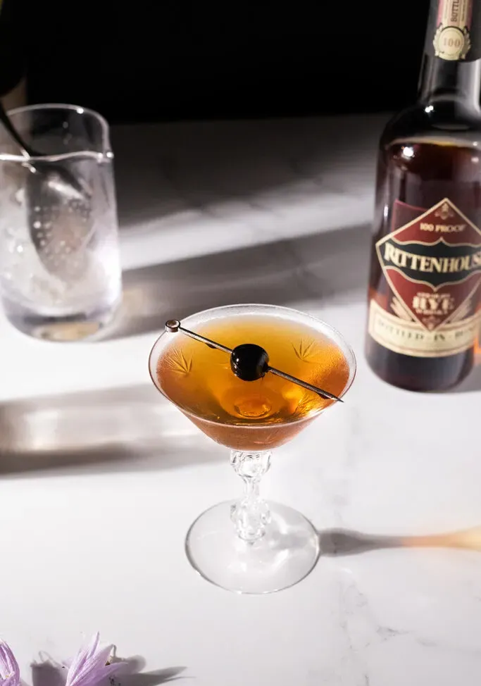 koktajl whisky obok butelki żytniej whisky.' title=