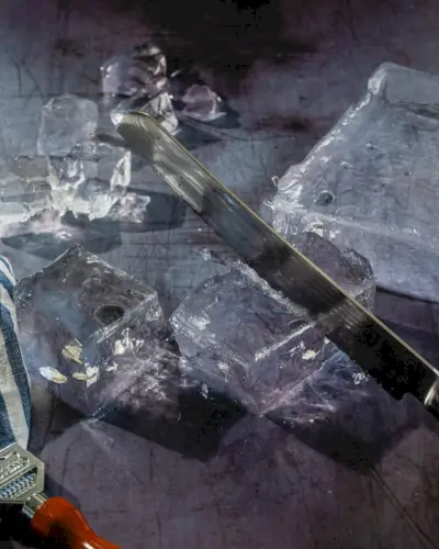 Couper la glace avec un couteau dentelé