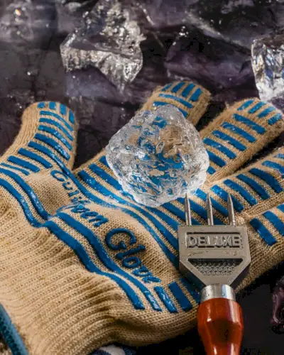 Façonner la glace avec un pic à glace