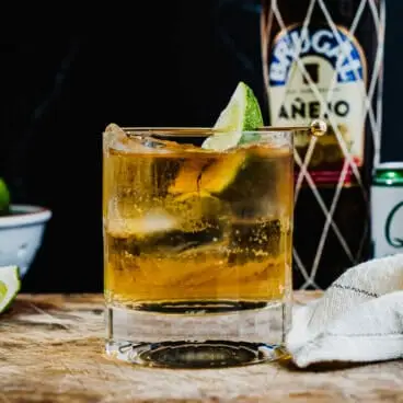 Rum e refrigerante de gengibre