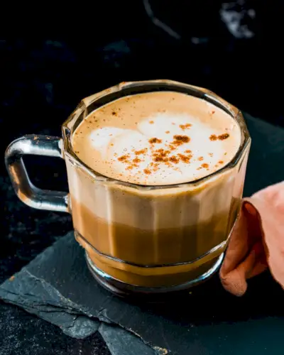 Café com leite com especiarias de abóbora