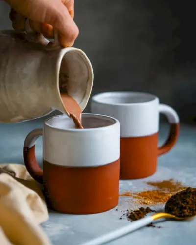 Pão de gengibre caseiro com chocolate quente