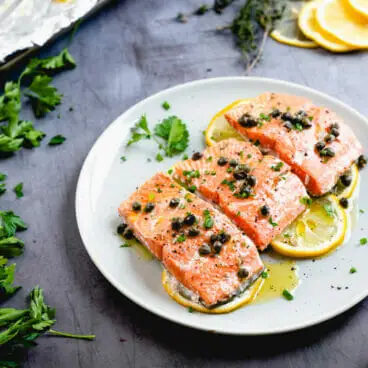 Salmão com alcaparras
