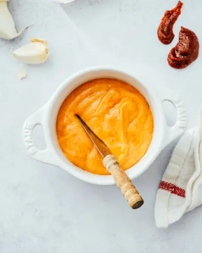 Würzige Sriracha-Aioli