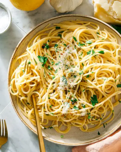 Fideos fáciles con mantequilla y ajo