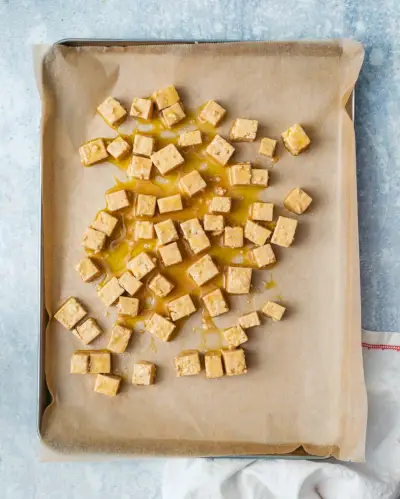 Passo 3: Coloque o tofu em uma assadeira forrada de pergaminho.