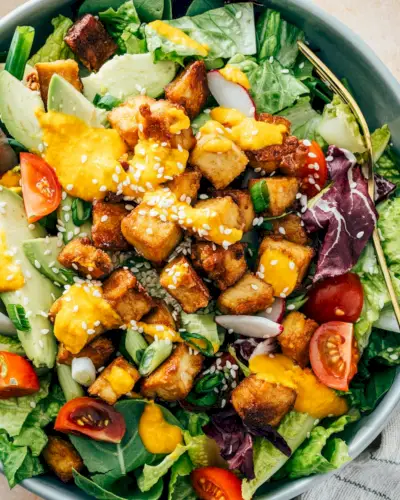 Tofu assado na salada com molho de cenoura e gengibre.