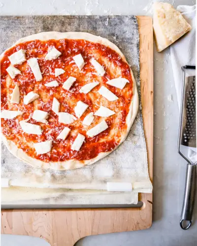 Passaggio 2: stendere la pizza