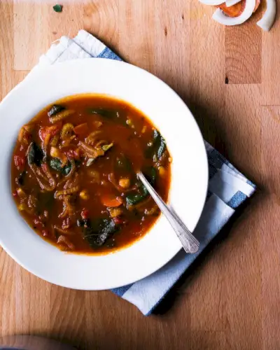 Soupe de pois chiches aux tomates et à la sauge