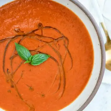 Sopa de tomate e manjericão