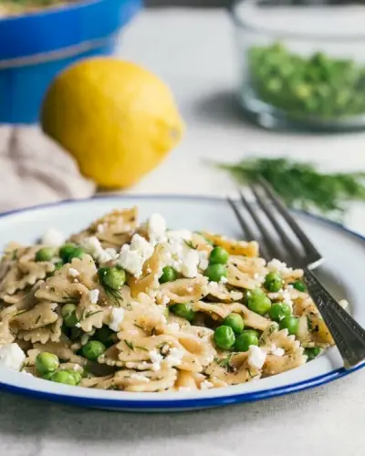 Farfalle-Nudeln mit Feta und Erbsen