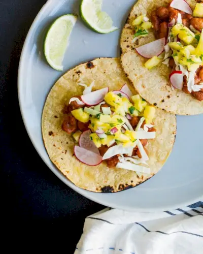 Tacos de feijão para churrasco com molho de abacaxi | Yumpulse