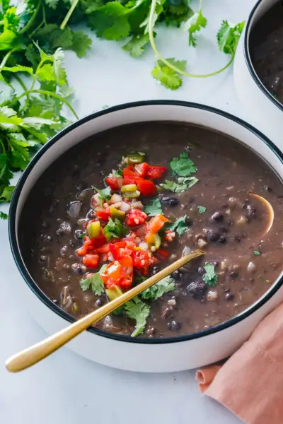 Einfache schwarze Bohnensuppe