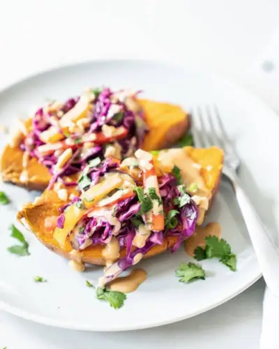 Batata doce com molho tailandês de manteiga de amendoim