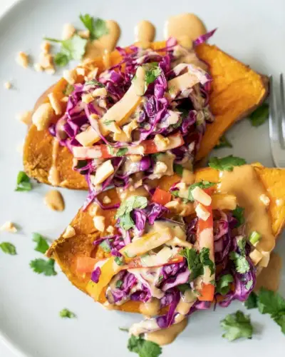 Batata doce com molho tailandês de manteiga de amendoim