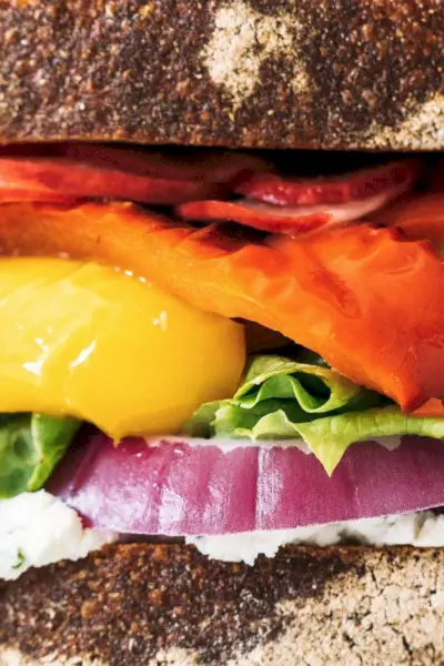 Sanduíche de vegetais arco-íris definitivo | Yumpulse via The Pretty Dish