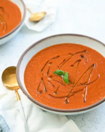 Sopa de tomate e manjericão