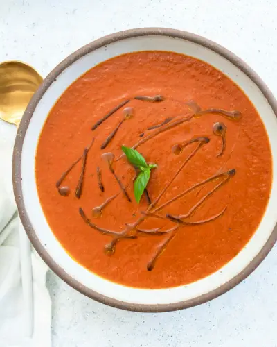 Sopa fácil de tomate e manjericão