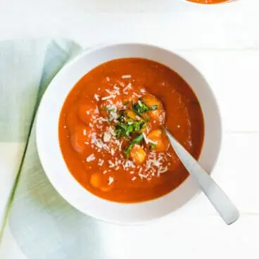 Receita de sopa de nhoque de tomate e manjericão
