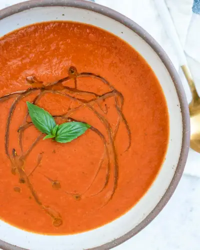 Sopa de tomate e manjericão
