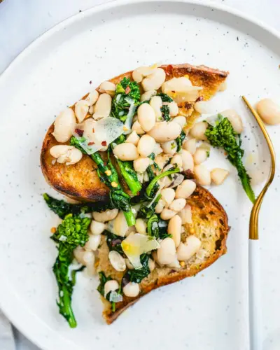 Haricots blancs sur pain grillé