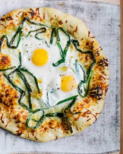 Eierpizza mit Frühlingszwiebeln
