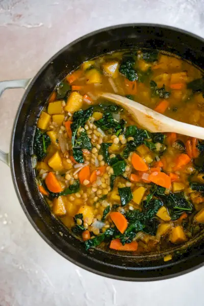 Butternusskürbis-Linsensuppe | Schmortopf