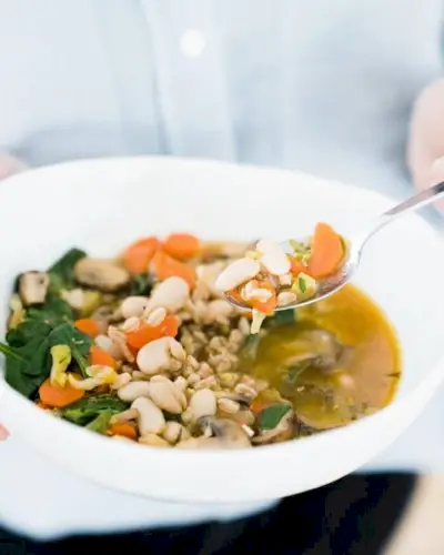 Sopa aconchegante de farro e couve de Bruxelas | Yumpulse