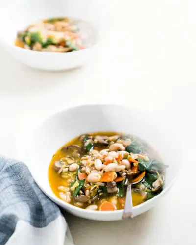 Sopa aconchegante de farro e couve de Bruxelas | Yumpulse