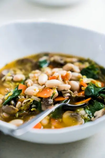 Sopa aconchegante de farro e couve de Bruxelas | Yumpulse