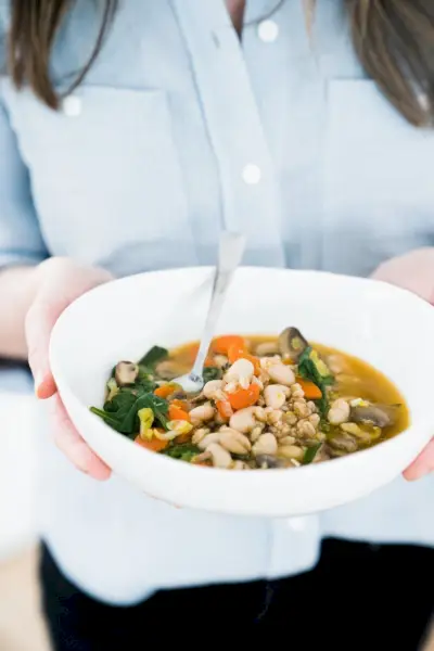 Sopa aconchegante de farro e couve de Bruxelas | Yumpulse
