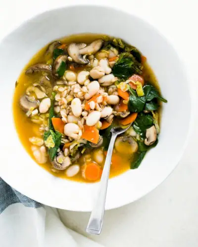 Sopa aconchegante de farro e couve de Bruxelas | Yumpulse