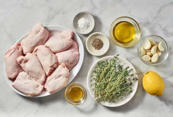 Mit Zitrone und Knoblauch gebackene Hähnchenschenkel