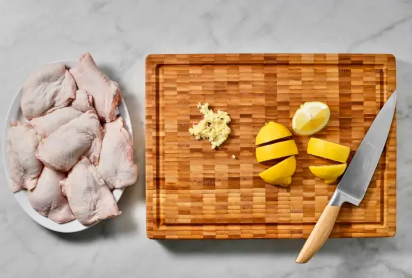Mit Zitrone und Knoblauch gebackene Hähnchenschenkel