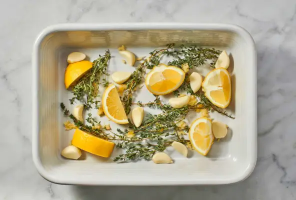 Mit Zitrone und Knoblauch gebackene Hähnchenschenkel