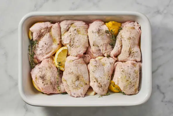 Gebackene Hähnchenschenkel mit Zitrone und Knoblauch