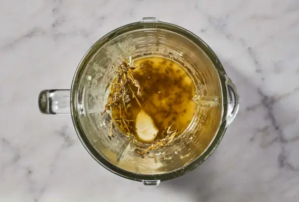Mit Zitrone und Knoblauch gebackene Hähnchenschenkel