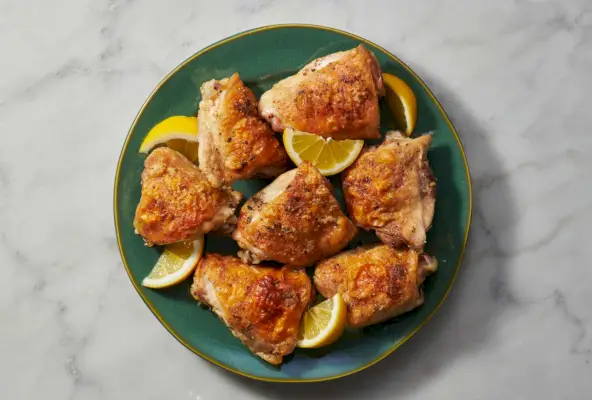 Gebackene Hähnchenschenkel mit Zitrone und Knoblauch