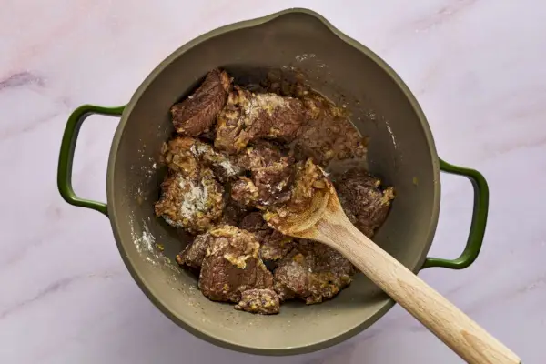 תבשיל בקר ברוטב יין אדום
