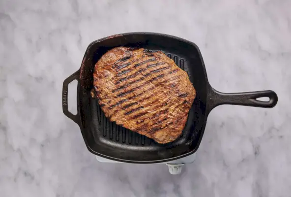 Przepis na stek z grillowanej flanki z balsamico i czosnkiem
