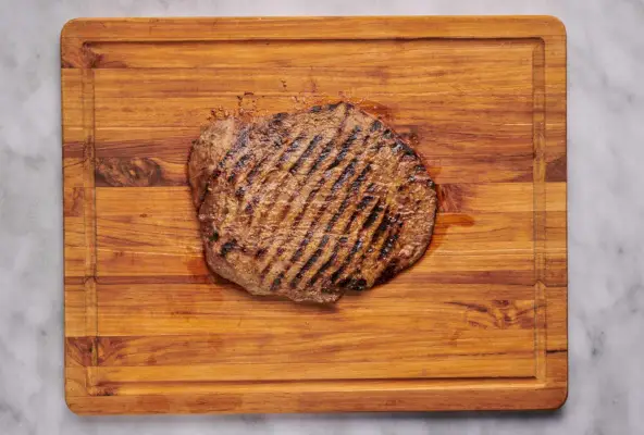 Przepis na stek z grillowanej flanki z balsamico i czosnkiem