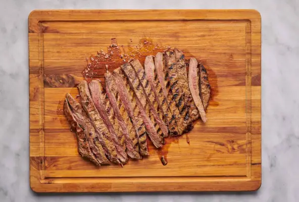 Przepis na stek z grillowanej flanki z balsamico i czosnkiem