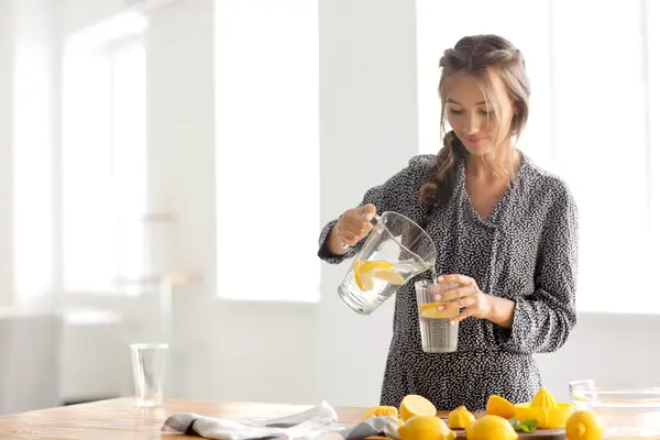 Co se stane s vaším tělem, když pijete citronovou vodu