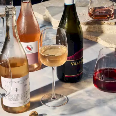 garrafas e taças de vinhos rosés