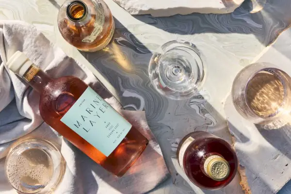 garrafas e taças de vinhos rosés