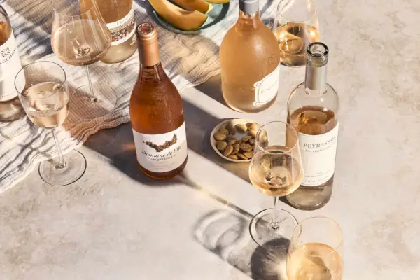 Os melhores rosés para o verão, desde doses baratas até garrafas dignas de alarde