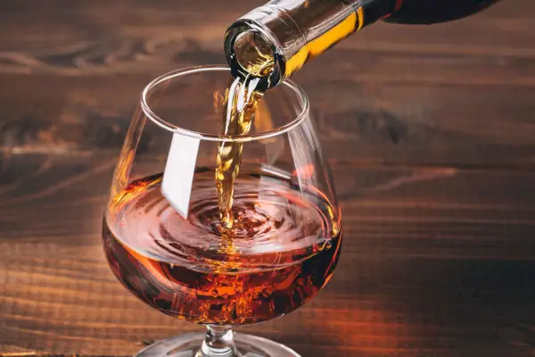 Aký je rozdiel medzi koňakom a brandy?